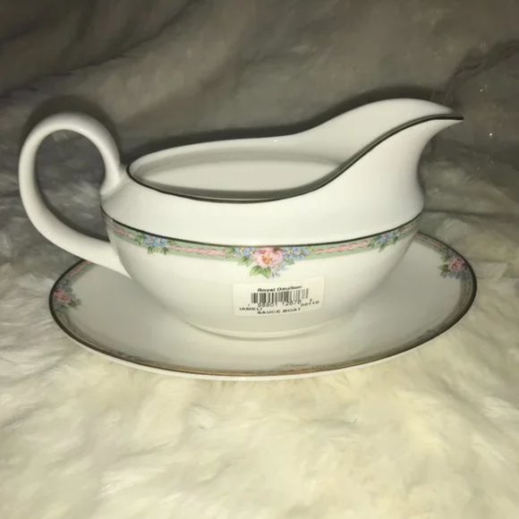 Vintage Royal Doulton Amelia gravy boat and underplate set New - Picture 4 of 9